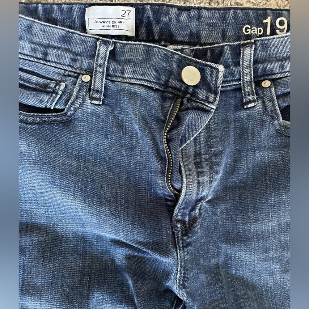 Women’s Gap high rise distressed denim size 27